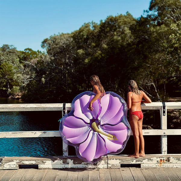 SUNNYLiFE - Luxe Lie-On Float Hibiscus Pastel Lilac