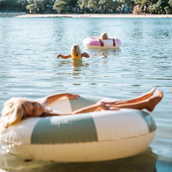 SUNNYLiFE - Tube Pool Ring The Vacay Soft Olive Stripe
